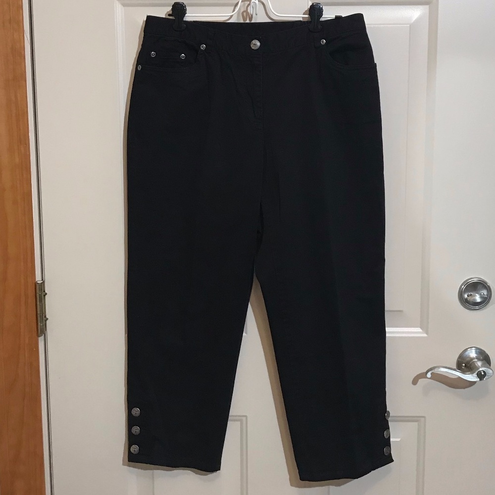 Lark Lane Black Capris Pants Size 8